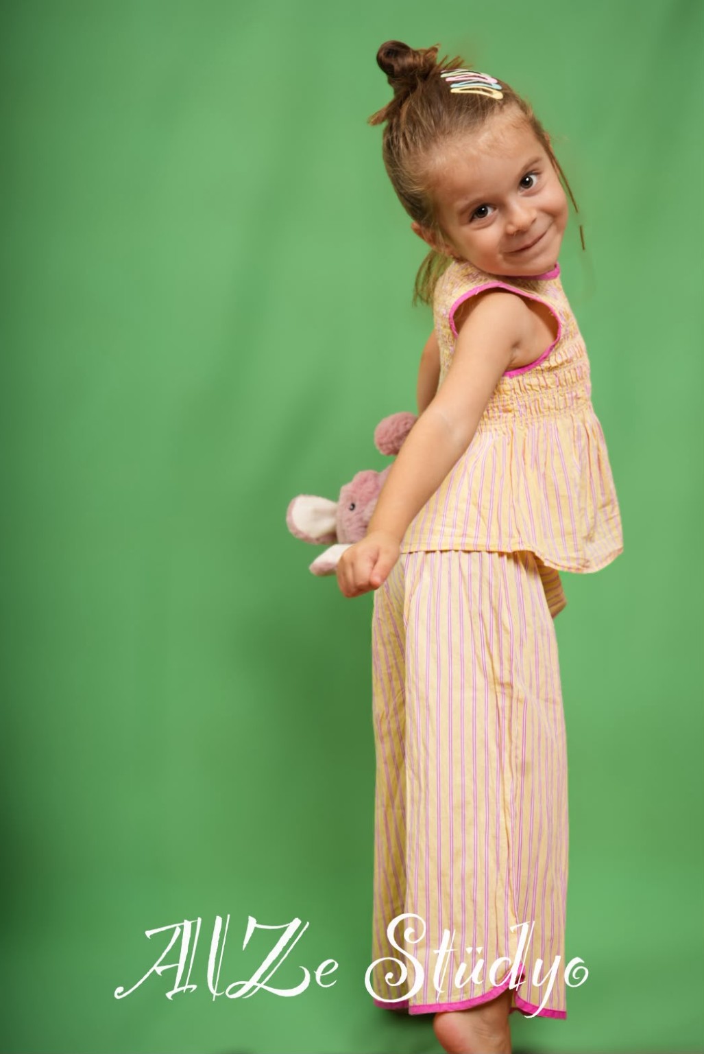 Renkli fonda doğum günü portresi çekilen çocuk